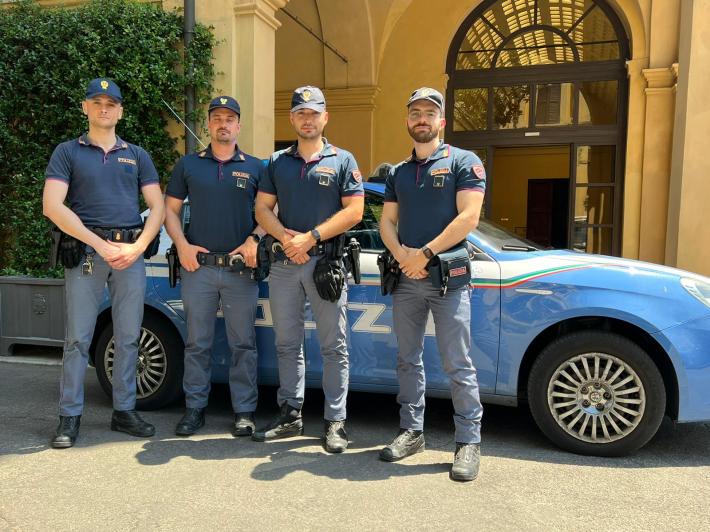 77enne sola e in precarie condizioni di salute: i poliziotti vanno a farle la spesa e a pagarle le bollette scadute