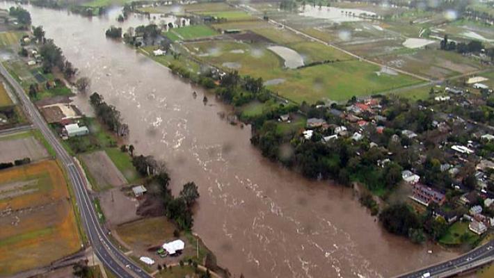 Diga Sydney straripa per le piogge, migliaia residenti evacuati a Sydney