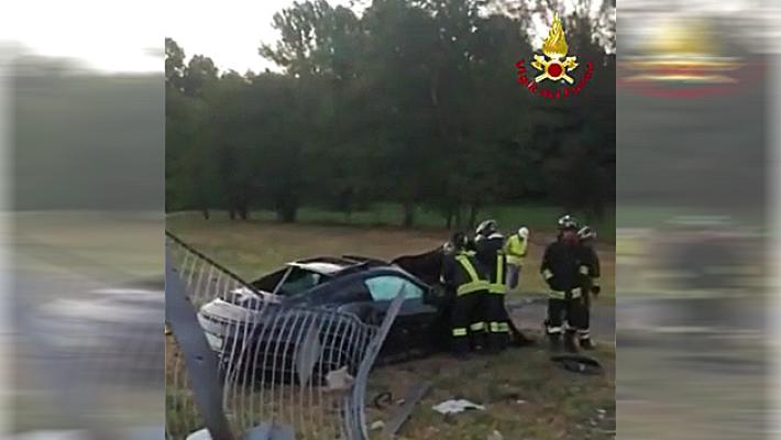 In Porsche sbanda e trancia tubatura del gas nel Reggiano