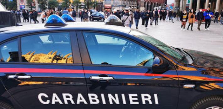 Abusano di una donna in strada, due arresti a Milano