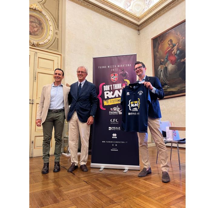 Lanciata la Parma Mezza Maratona 2022 consegnata la maglia limited edition al sindaco Guerra
