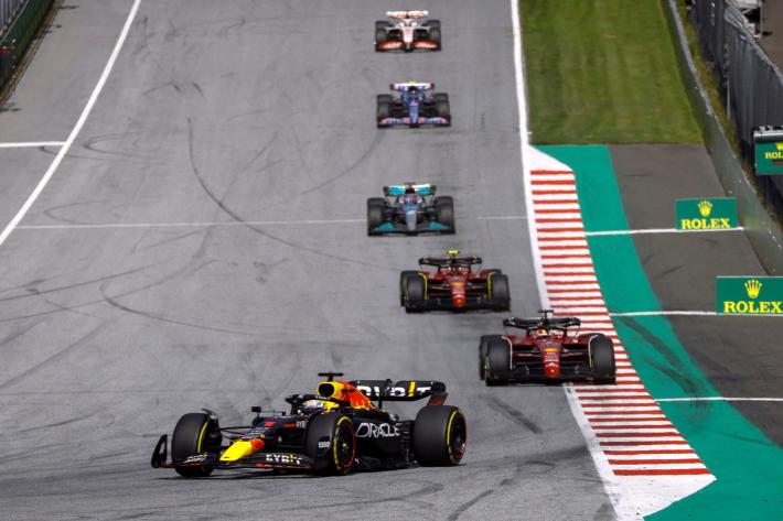 Verstappen vince la gara sprint in Austria davanti alle due Ferrari