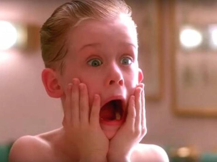 "Mamma ho perso l'aereo" nella realt&agrave;: mamma e pap&agrave; partono e dimenticano figlio di 7 anni a casa