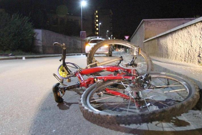 Auto investe 3 ragazzi in bici, morto 16enne nel Mantovano