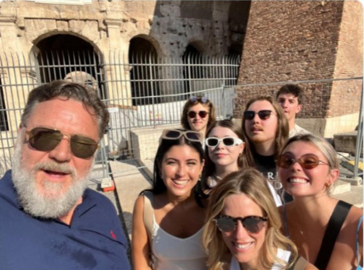 "Ho portato i ragazzi a vedere il mio vecchio ufficio". Russell Crowe in visita al Colosseo con la famiglia
