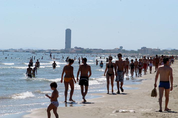 Bambina di 8 anni salvata dalla guardia costiera a Cervia: si era allontanata da riva su materassino trainato da corrente 