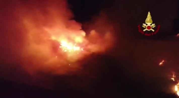 Due giorni di fiamme in Versilia e nel Carso: evacuate 500 persone a Massarosa, ancora stop ai treni e A4 tra Trieste e Monfalcone