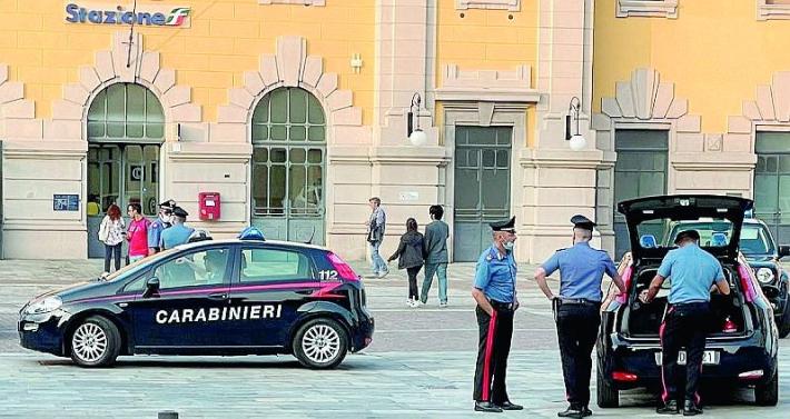 Prende a calci e pugni la capotreno: trentenne arrestato dai carabinieri