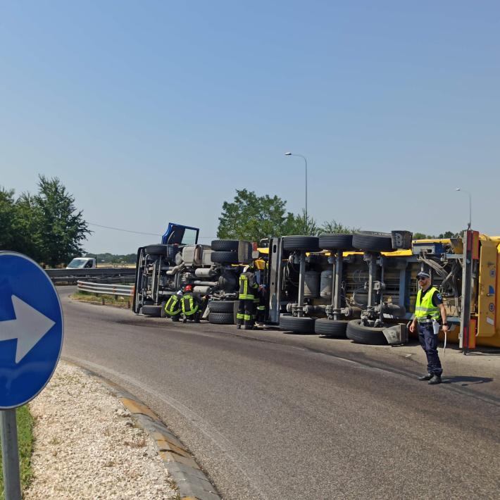 Camion ribaltato in via Colorno: disagi al traffico 