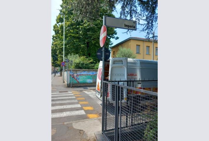 Ripristinato il cartello in via Venzia