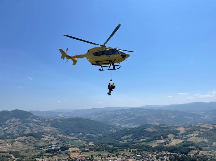 Cacciatore ferito da un cinghiale nei boschi di Terenzo: soccorritori al lavoro, interviene anche l'elicottero di Pavullo 
