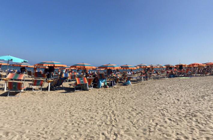 ettuno, mentre annega gli rubano lo zaino lasciato sulla spiaggia
