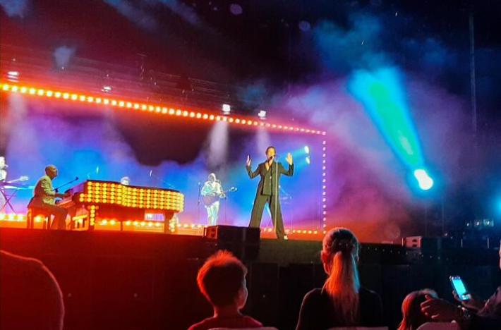 Musica: Mika canta e balla tra il pubblico, show in Sardegna