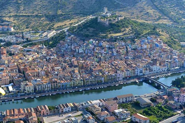 Portiere dell'auto si chiudono per erroee, i carabinieri salvano un bimbo di 4 anni a Bosa