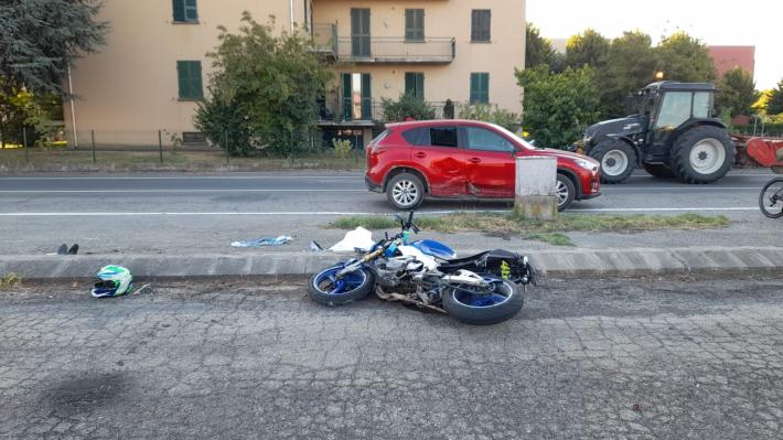 Scontro con un'auto a Sissa: motociclista in rianimazione