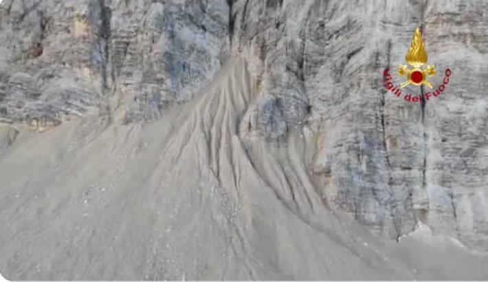 Belluno, la frana vista dall'elicottero dei vigili del fuoco