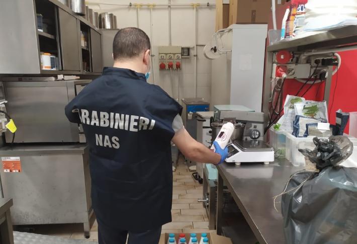 Carabinieri Nas Parma: sicurezza alimentare. Controlli nelle gelaterie. Sequestrati oltre 110 kg di alimenti scaduti o non tracciati 