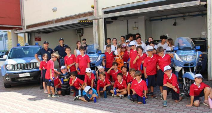 La polizia stradale di Parma incontra i ragazzi del centro estivo Astramblam