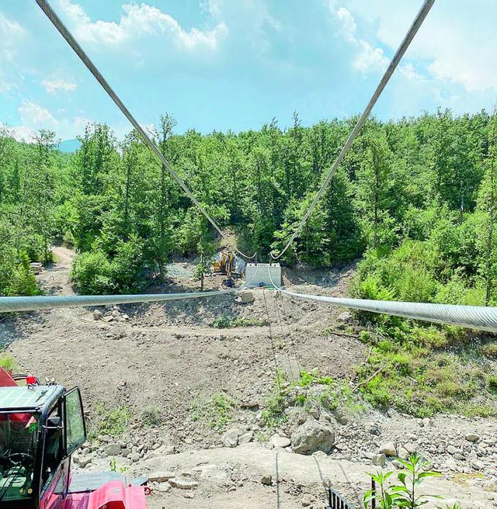 &laquo;Salti del diavolo&raquo;: tirate le funi d'acciaio per la nuova passerella