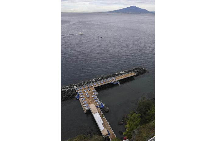 Divieto balneazione in tratto mare a Taormina, "area limitata"