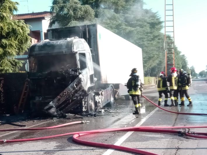 Autotreno in fiamme a Corcagnano: vigili del fuoco al lavoro