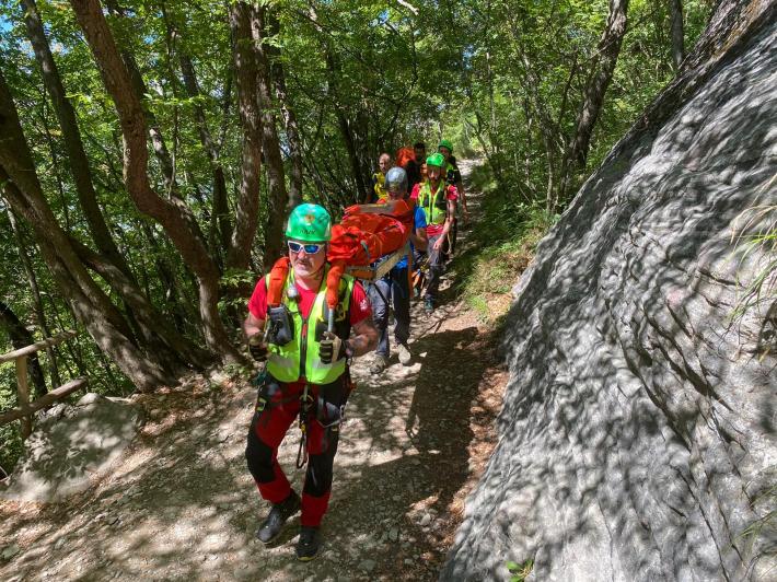 Cade sul sentiero della Pietra di Bismantova, interviene il soccorso alpino