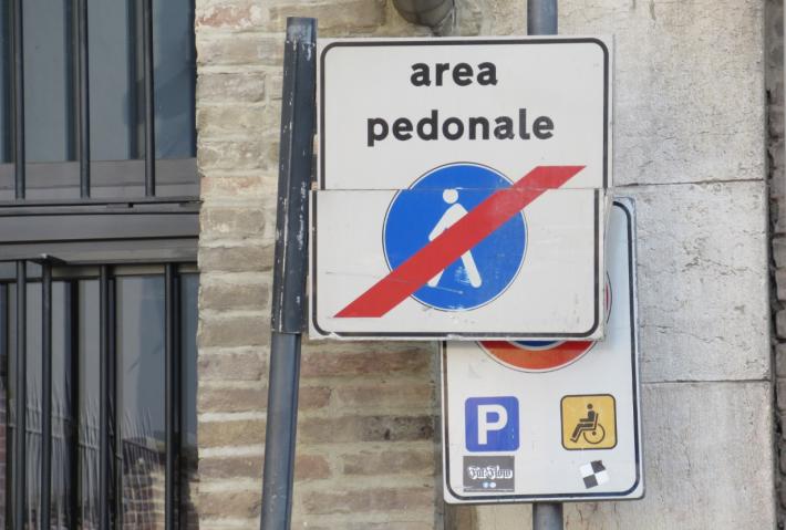 Disabili, quando il segnale (o il posto) gioca a nascondino. &laquo;Rebus&raquo; in Pilotta e in via Padre Onorio