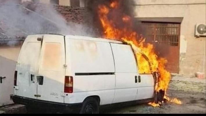 Paradigna, furgone avvolto dalle fiamme