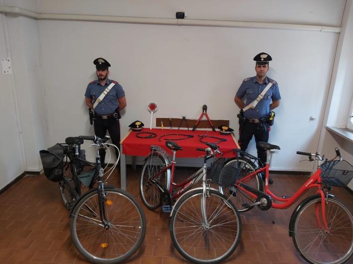 Fermati per strada con delle biciclette rubate: 2 denunciati