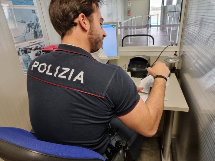 Tenta di imbarcarsi con un coltello su un volo Ryanair. Interviene la Polizia di Stato