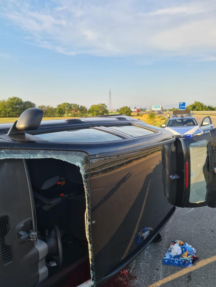Un'auto si ribalta in tangenziale alle 5 di mattina: gravissimo il conducente