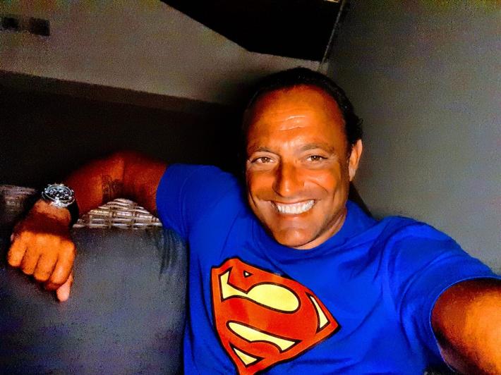 Molestano due ragazze, interviene il campione di arti marziali a neutralizzare due ubriachi