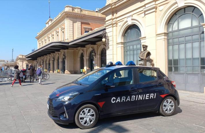 Derubano un turista e tentano la fuga in via Verdi : arrestati dai carabinieri 