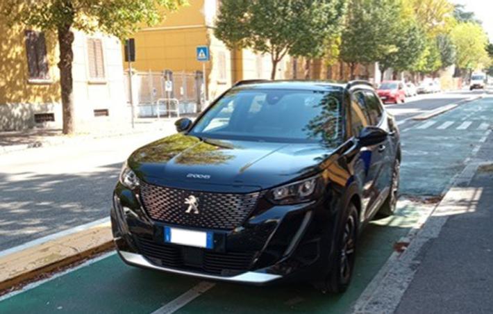Parcheggio selvaggio in viale Piacenza