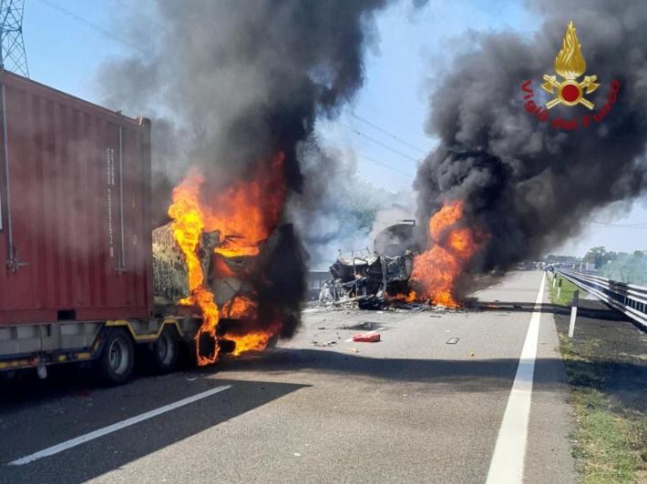 Incidenti stradali: cisterna in fiamme dopo lo scontro, chiusa l'A21. Due morti 