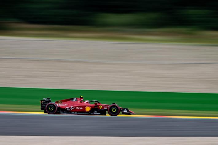 Gp del Belgio: Verstappen vola (ma &egrave; retrocesso 15&deg;), ma la pole &egrave; di Sainz. Leclerc 16&deg;