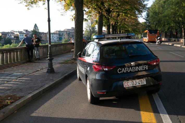 Giovane aggredito alla fermata del bus in viale Mariotti: 5 giovanissimi nei guai