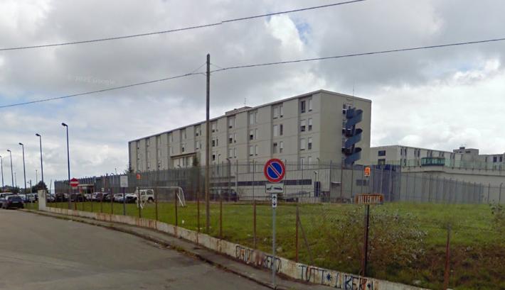 Trovato pallone da calcio pieno di telefoni davanti al carcere di Teramo