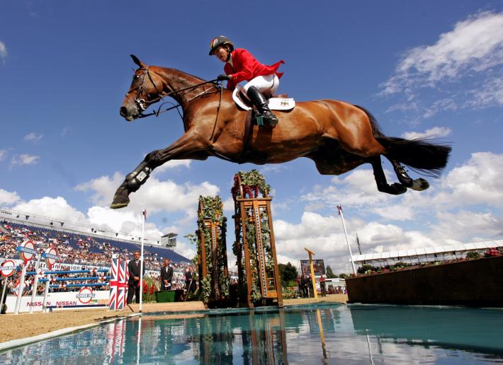 Giovane promessa dell'equitazione cade da cavallo e muore a 17 anni