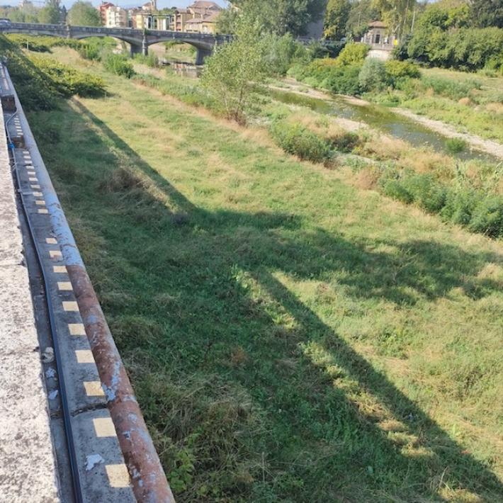 Rifiuti sul greto e assenza di cestini in viale Mariotti (Ghiaia)