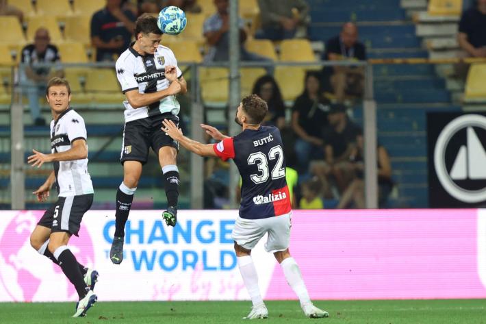 Incredibile, Man a botta sicura e a porta vuota: arriva il difensore e ribatte 64' Parma-Cosenza 1-0