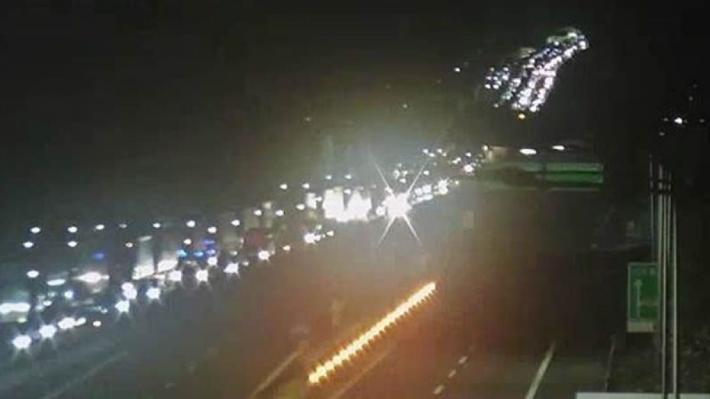 Tir contro cinque auto su A1, caos nella notte