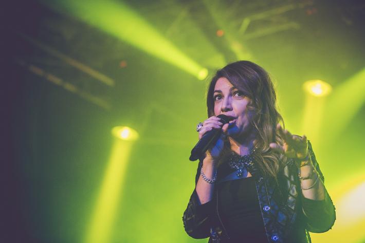 Choc al concerto di Cristina D&rsquo;Avena a Ladispoli. 65enne si spoglia e molesta le fan, salvato dal linciaggio dagli agenti