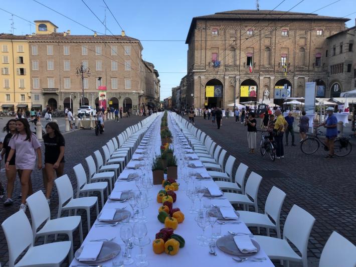 Dall'arrivo delle sedie al dessert: la Cena dei mille in time-lapse - Video