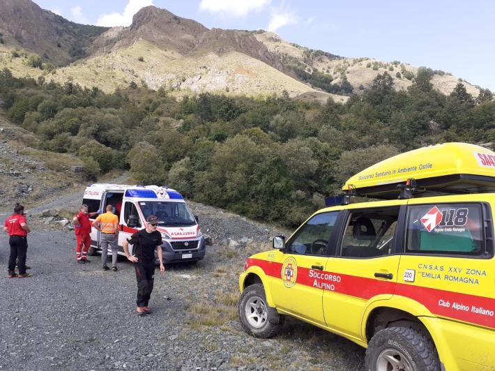 Tornolo, fungaiolo di 60 anni punto da un calabrone: grave 
