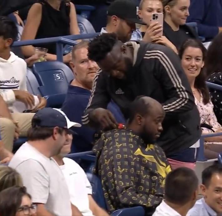 Us Open: show youtuber, taglio capelli in tribuna durante match
