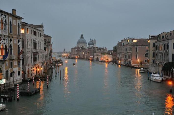 Come in un film, ma non &egrave; il Festival del Cinema: ruba un taxi e sfreccia nel Canal Grande. Fermato dalla polizia, pistole in mano