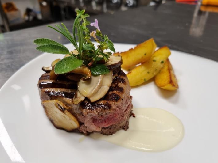 Filetto di angus con porcini all&rsquo;aglio nero  e colatura  di scamorza 