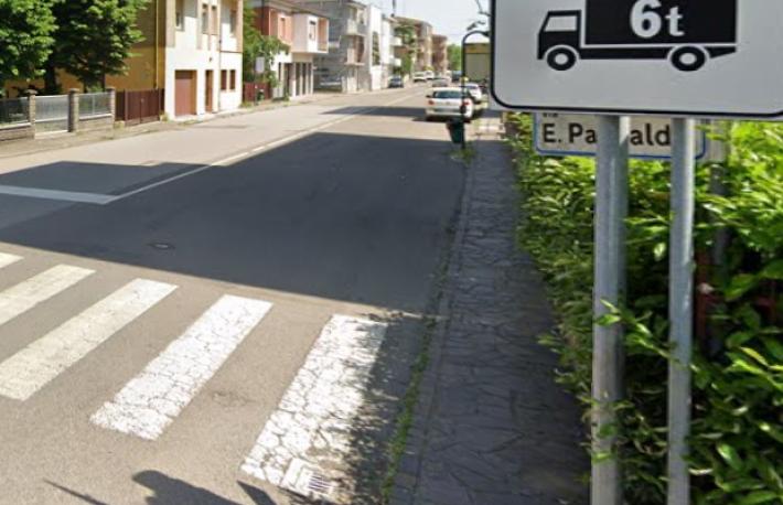 In due sul monopattino travolti da un 'pirata' della strada, grave una 18enne a Modena. Autista rintracciato e denunciato