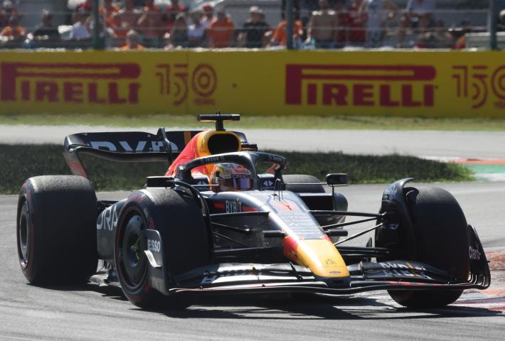 Verstappen vince a Monza,  in regime di safety car: fischi del pubblico. Leclerc e' secondo